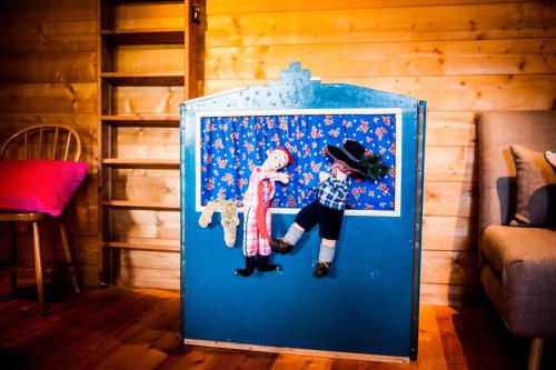 a painting of two dolls in a blue box at Ferienwohnung am Hirschenmoor in Breitnau