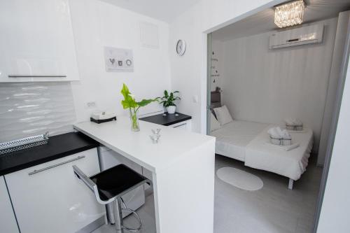 um quarto branco com uma secretária branca e uma cama em Luxury Studio Apartment White Sensation em Vodice