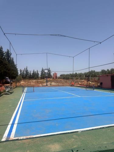 an empty tennis court with a tennis court at Gîte à la ferme khemissat 