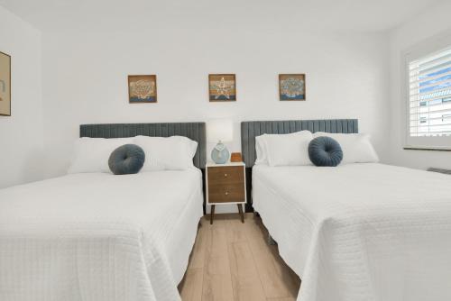 Postel nebo postele na pokoji v ubytování The Shores Hotel