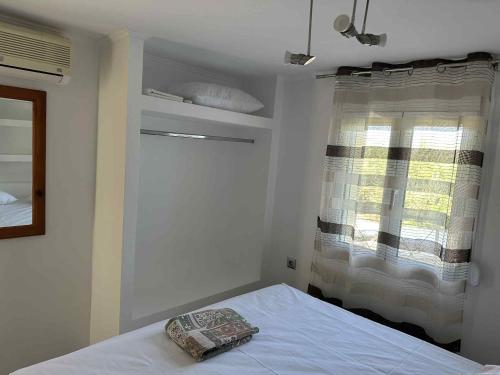 Ένα ή περισσότερα κρεβάτια σε δωμάτιο στο BAZAKOS LUXURY STUDIO KAMPI BEACh