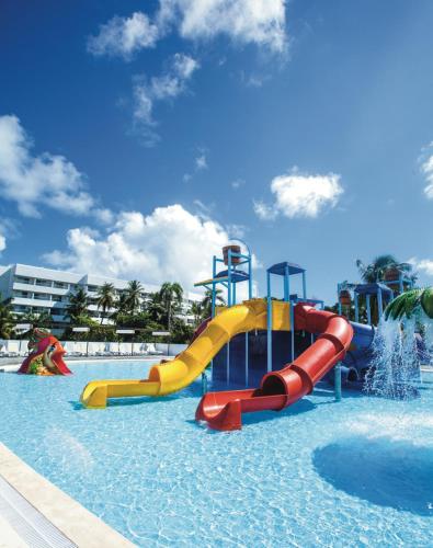 Riu Palace Punta Cana - All Inclusiveの敷地内または近くにあるプール