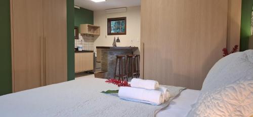 a bedroom with a bed with towels on it at Villa do Cajueiro Imbassaí in Imbassai