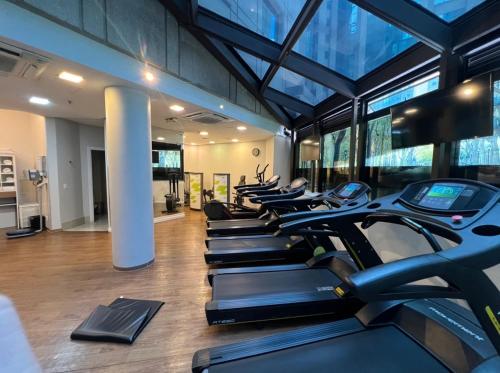 a row of treadmills in a gym with windows at Hotel Wydn Ibirapuera Moema in Sao Paulo