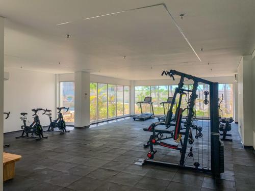 a gym with several exercise bikes in a room at Lujo y comodidad en Baia Kristal, Cartagena in Cartagena de Indias