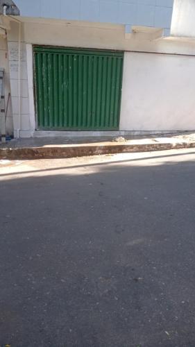 a green door on the side of a building at Apartamento térreo in Crato