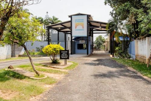 a bus stop with a sign in front of it at Chalé do Lago in Pirapitingui