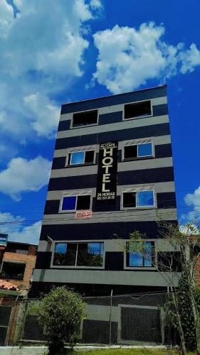 YolombóにあるHotel Caps Yolomboの看板の付いた高い黒い建物