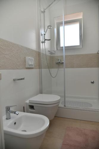 Un baño de B apartment with terrace 1 min walk to the beach