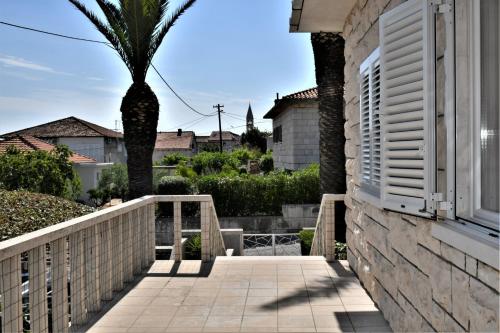 Un balcón o terraza de B apartment with terrace 1 min walk to the beach