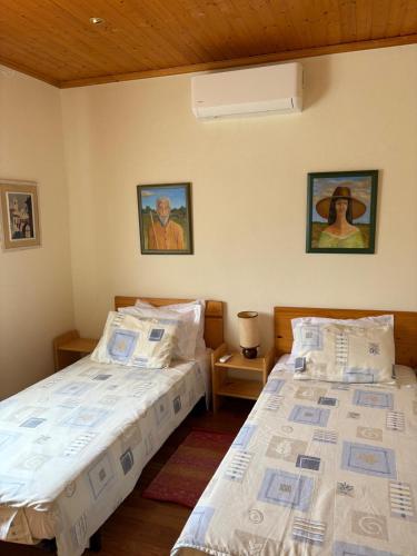 two beds in a room with at Casa Oasis - Paraiso na Terra in Tunes