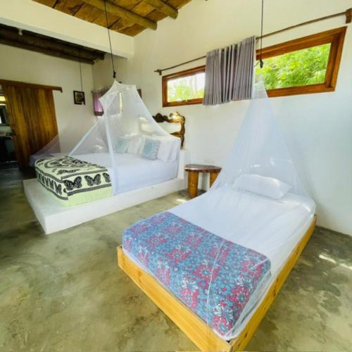 a bedroom with two beds in a room at Casa Dibulla Hotel Boutique in Dibulla