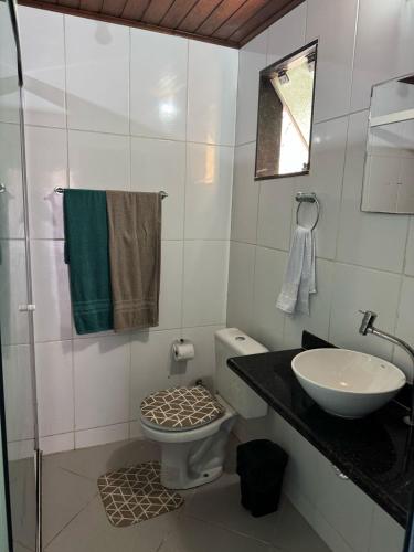 ein Badezimmer mit Toilette und Waschbecken in der Unterkunft Caminho do pontal in Água Boa
