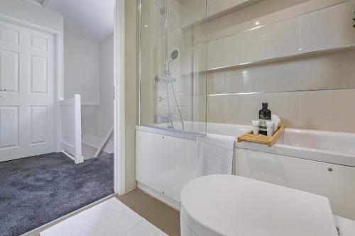 Koupelna v ubytování Stunning Three Bedroom Home Central MK, Pool Table, Free Parking, Smart Tv with Netflix and Disney plus