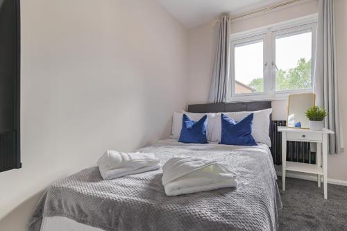 Postel nebo postele na pokoji v ubytování Stunning Three Bedroom Home Central MK, Pool Table, Free Parking, Smart Tv with Netflix and Disney plus