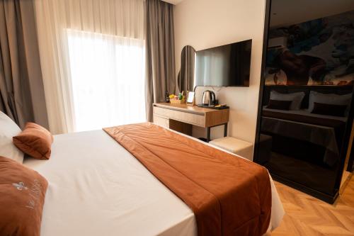 a hotel room with a bed and a sink at Vila Lasko Hotel in Golem