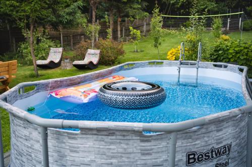 a tire sitting on top of a pool of water at Heart of Polen appartements in Piechowice