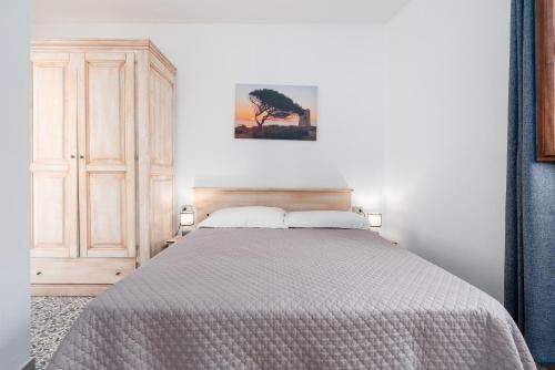 a bedroom with a bed with a white bedspread at Casa Regina Margherita in Loculi