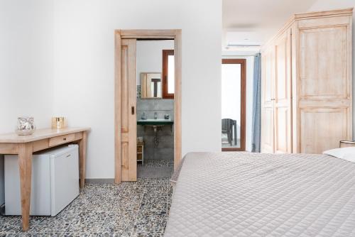 a bedroom with a bed and a desk in it at Casa Regina Margherita in Loculi