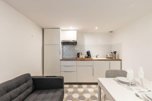 Η κουζίνα ή μικρή κουζίνα στο L'Ecrin Perrodin - Appartement Bourg-en-Bresse