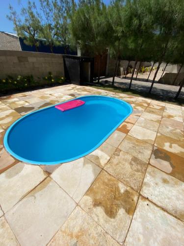 a blue frisbee hoop on a patio at Duplex Premium Vista Mar e piscina Canoa Quebrada 12 pessoas in Canoa Quebrada