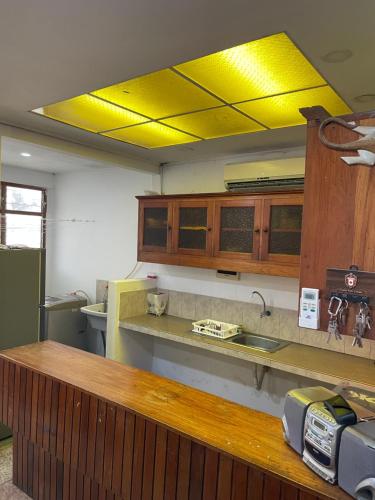 una cucina con un bancone e un soffitto giallo di Iquitos Confort a Iquitos