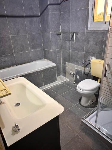 łazienka z umywalką i toaletą w obiekcie Bastos flat w mieście Jaunde