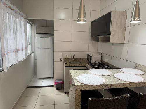 a kitchen with a counter top and a refrigerator at Apartamento maringa in Maringá