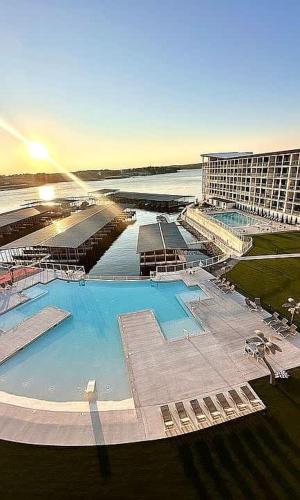 Bazén v ubytování Wow Where Dreams become Reality New Luxury Unit nebo v jeho okolí
