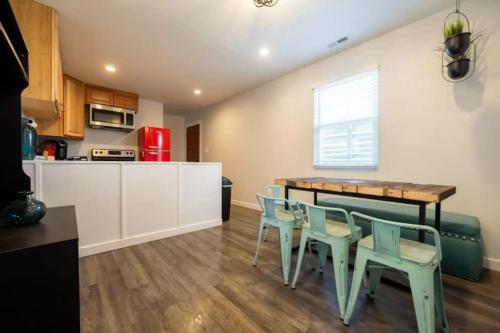 Una cocina con una mesa y sillas en una habitación. en Downtown Escape Cozy & Private, en Indianápolis