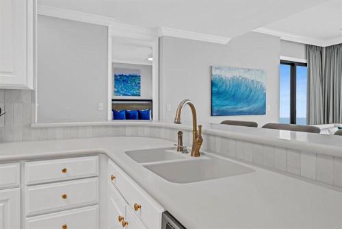 Ένα μπάνιο στο Upscale Luxury PENTHOUSE! Beachfront with AMAZING VIEWS, One-of-a-kind