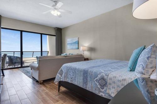 Ένα ή περισσότερα κρεβάτια σε δωμάτιο στο Upscale Luxury PENTHOUSE! Beachfront with AMAZING VIEWS, One-of-a-kind
