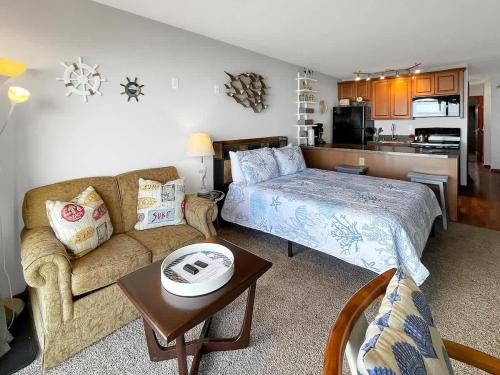 Η κουζίνα ή μικρή κουζίνα στο Premium Ground Floor Beachfront Condo Suite - Sleeps 5 - Pool and Sauna