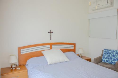 a bedroom with a bed and a cross on the wall at Titan 29 Ceibas, Nuevo Vallarta in Jarretadera