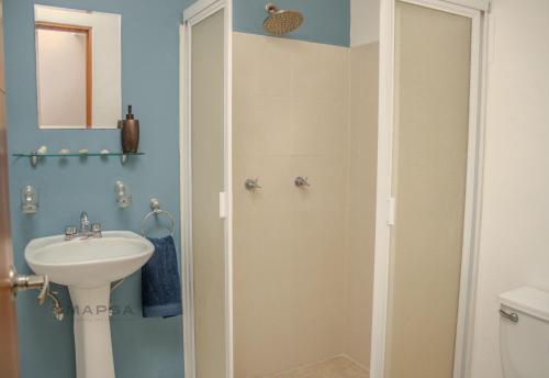 a bathroom with a shower and a sink at Titan 29 Ceibas, Nuevo Vallarta in Jarretadera