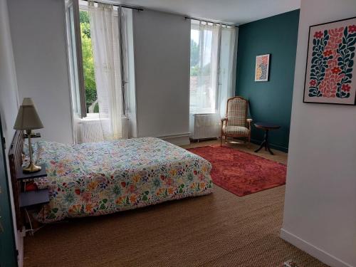 une chambre avec un lit, une chaise et des fenêtres dans l'établissement Pause Charentaise chambre avec piscine, à Cravans