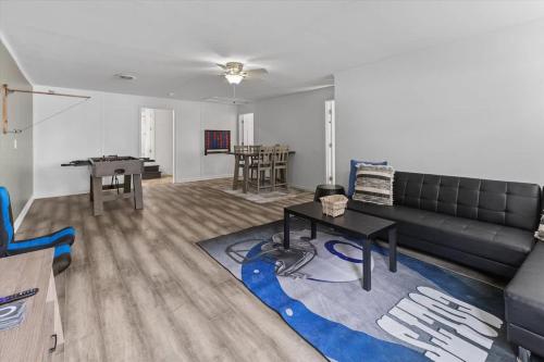 Χώρος καθιστικού στο 6BR Family Home by Grand Park