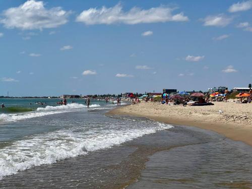 ザトカにあるApartments Promenad 2の海のあるビーチにいる人々のグループ