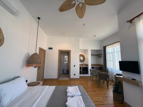 a living room with a bed and a ceiling fan at Casa Vagabundo Boutique Hotel - Adults Only in Alanya