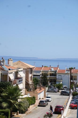 Una calle de la ciudad con coches aparcados en la calle. en Apartment with Sea View, en Kallithea Halkidikis