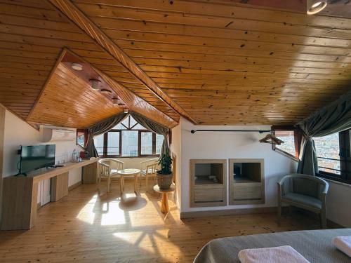 a living room with a wooden ceiling and a dining room at Casa Vagabundo Boutique Hotel - Adults Only in Alanya