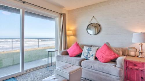Χώρος καθιστικού στο Cute Ground Floor Beachfront Suite - Sleeps 6 - Pool and Sauna