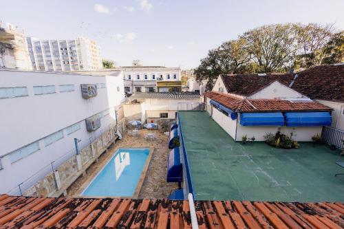 an overhead view of a building with a swimming pool at Suíte no Centro de Caxambu - Poucos metros do Parque in Caxambu