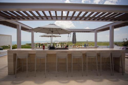 Un balcón o terraza de Ocean view condo - Beach, pool & jacuzzi!