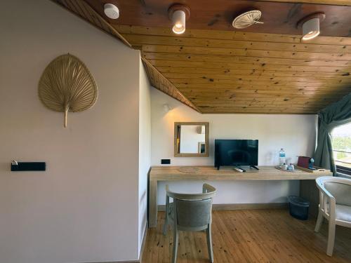 a room with a desk with a computer and chairs at Casa Vagabundo Boutique Hotel - Adults Only in Alanya