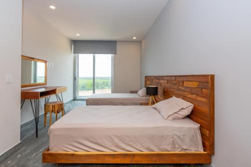 Cama o camas de una habitación en Ocean view condo - Beach, pool & jacuzzi!