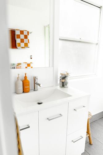 Una cocina o cocineta en Hilltop Hideaway ~ Bay of Fires