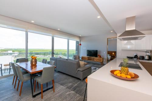 Una cocina o zona de cocina en Ocean view condo - Beach, pool & jacuzzi!