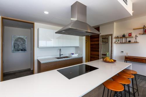 Una cocina o zona de cocina en Ocean view condo - Beach, pool & jacuzzi!