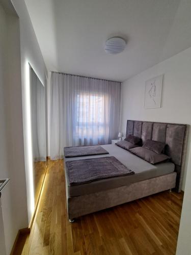 Ένα ή περισσότερα κρεβάτια σε δωμάτιο στο Apartman Luxury kod Kafeterije 5 i Wabi Sabi
